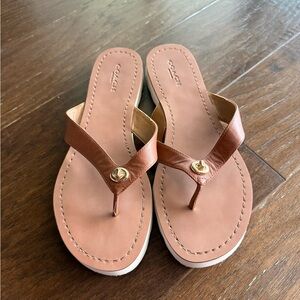 Coach Shelly turnlock thong brown flip-flops Sz 7.5